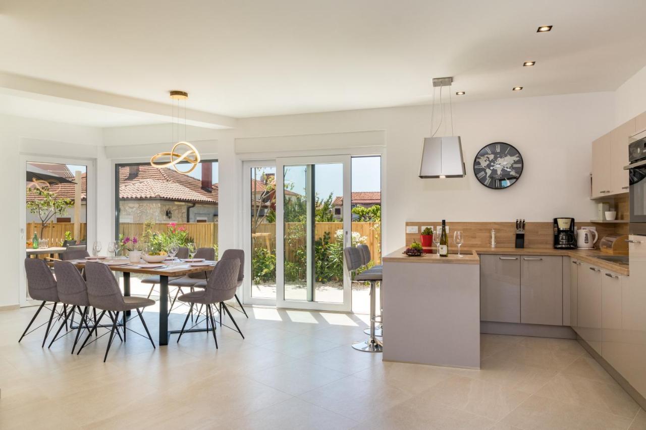 Villa Elena Deluxe Mit Whirlpool Und Beheiztem Pool Am Meer Und Wunderschoenen Blick Auf Die Brijuni Inseln Фажана Экстерьер фото
